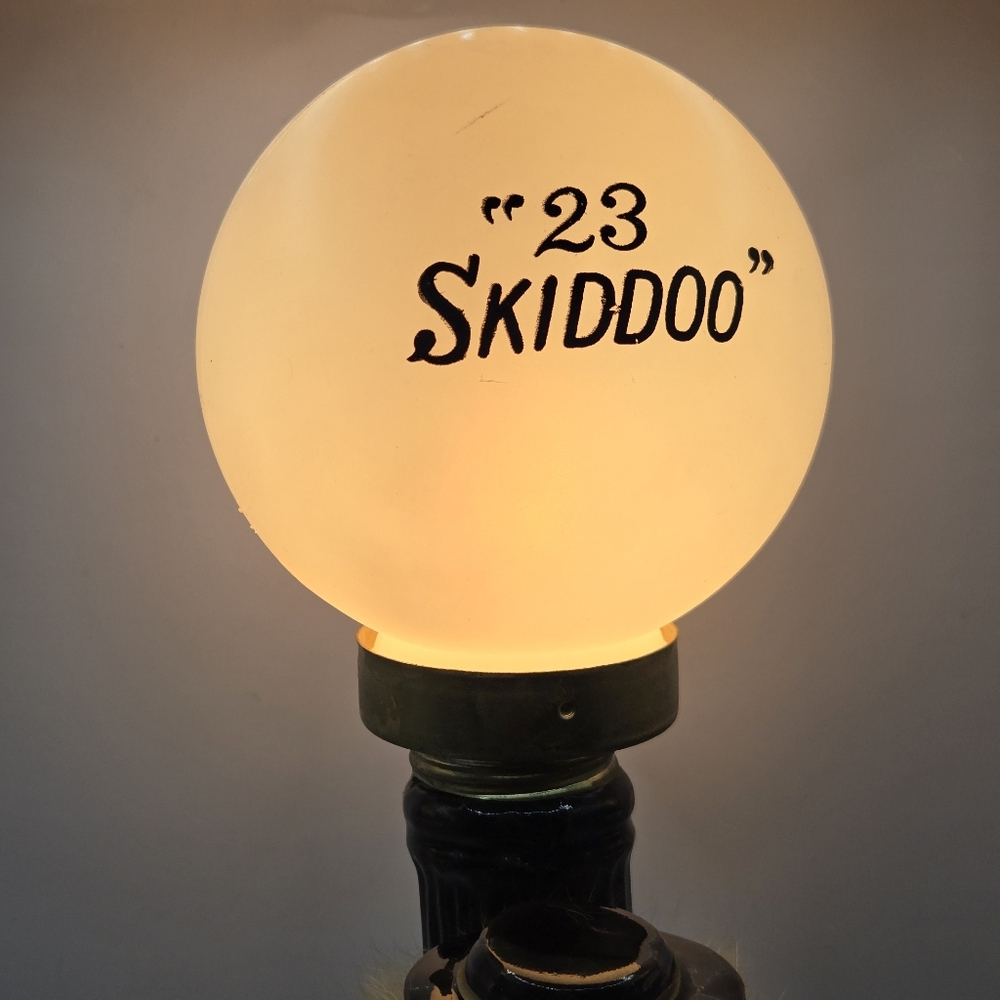 Rare Vintage Enesco Japan Lighted Pub Skidoo Sign Ceramic Lamp Post Musician - Picture 5 of 16